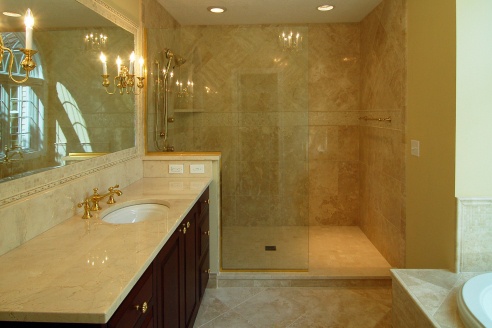 Porcelain (floor) and travertine.