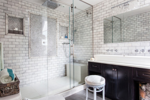 Shower+subway+tiled+bathroom+glass+enclosed+dJ-7hlcRgdsl